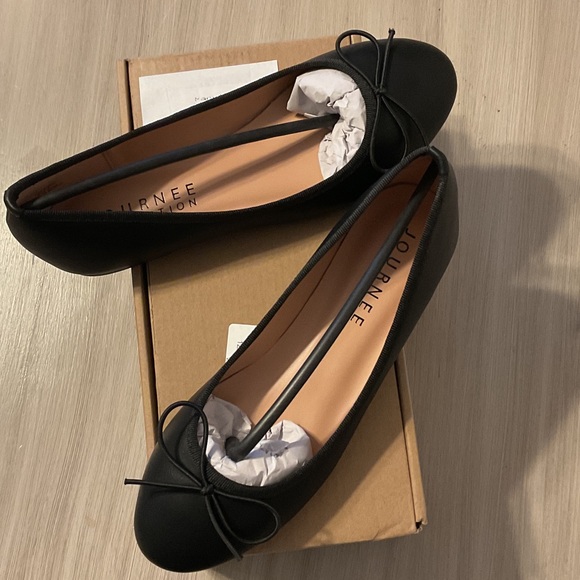 Journee Collection Women's Black Flats with Bow - Picture 3 of 6